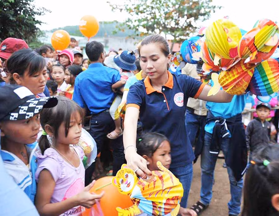 Tặng lồng đèn cho các cháu thiếu nhi. Ảnh: Hà Phương