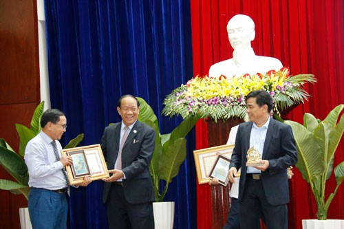  Lãnh đạo tỉnh Quảng Nam (phải) trao thư cảm ơn và quà lưu niệm cho các tổ chức, cá nhân có công trong công tác bảo tồn, phát huy giá trị di sản ở Quảng Nam