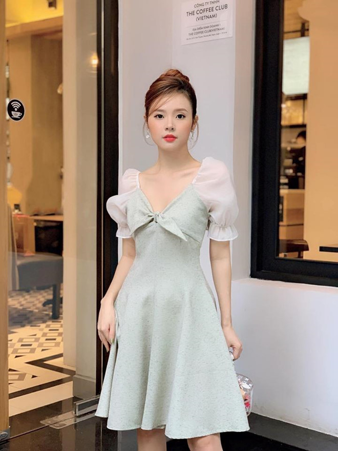 Midu tinh tế với chiếc váy nữ tính tông xanh xám nhã nhặn. Cô để lộ phần xương quai xanh gợi cảm với đường xẻ ngực vừa đủ, cùng phần tay bồng cổ điển.
