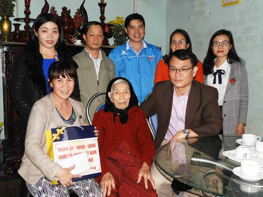 Bí thư Thành ủy Pleiku Trịnh Duy Thuân thăm, tặng quà động viên tinh thần người cao tuổi là đối tượng chính sách. Ảnh: T.N