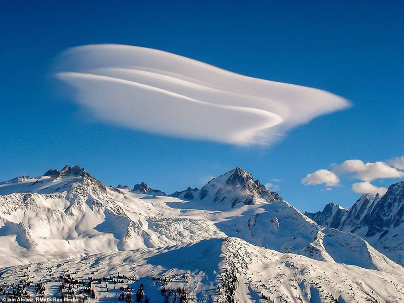  Đám mây kỳ lạ trên dãy Alps (Ảnh: Iain Afshar).