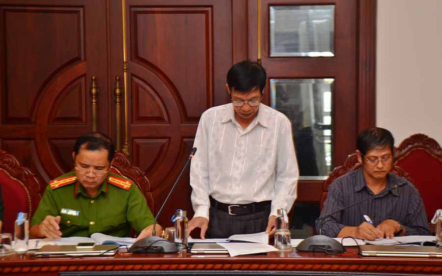 Ông Nguyễn Duy Lân-Phó Chi cục trưởng Chi cục Kiểm lâm báo cáo công tác thu hổi đất rừng và trồng rừng. Ảnh: L.N