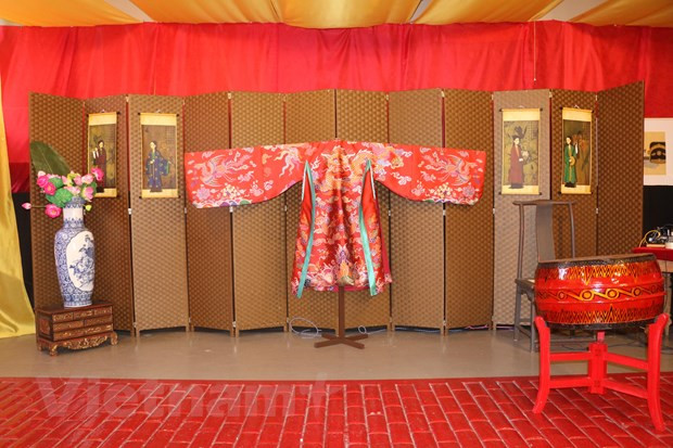  Một mẫu cổ phục triều Nguyễn. (Ảnh: Nguyễn Minh/Vietnam+)