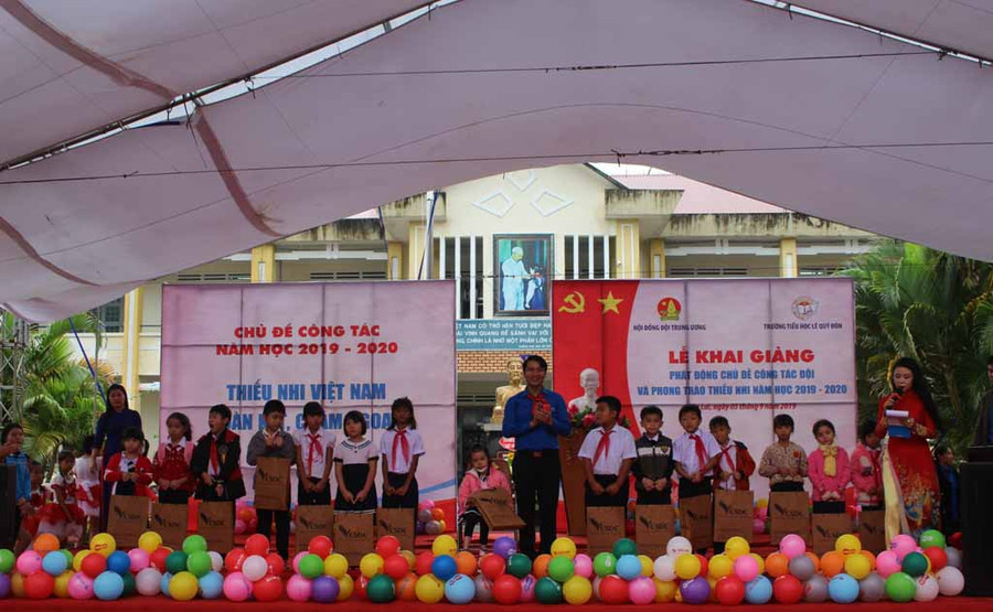 15 học sinh vượt khó học giỏi của Trường Tiểu học Lê Quý Đôn được nhận học bổng Vừ A Dính. Ảnh: Phan Lài