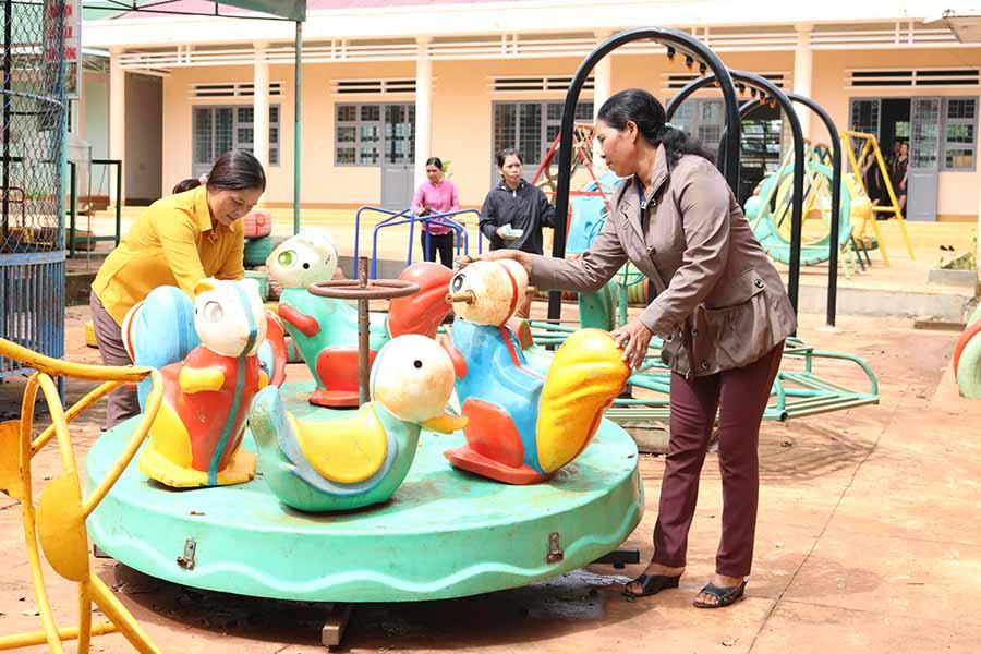  Giáo viên Trường Mầm non Bình Minh (xã Ia Kriêng, huyện Đức Cơ) dọn dẹp vệ sinh khu vui chơi cho các cháu. Ảnh: Ngọc Sang