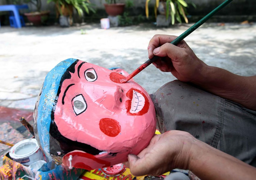 Mặt nạ được những nghệ nhân tỉ mẩn vẽ mô phỏng lại các nhân vật dân gian.