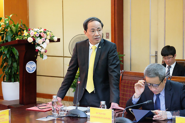  Bộ trưởng Bộ TT&TT Nguyễn Mạnh Hùng trao quyết định bổ nhiệm Thứ trưởng Bộ TT&TT cho ông Phạm Anh Tuấn. Ảnh: Trọng Đạt