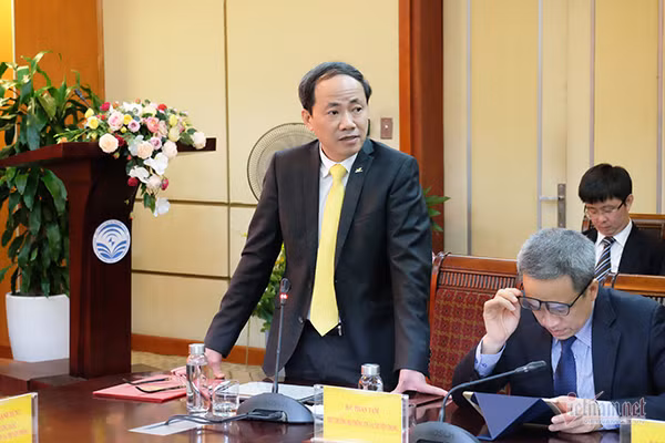  Bộ trưởng Bộ TT&TT Nguyễn Mạnh Hùng trao quyết định bổ nhiệm Thứ trưởng Bộ TT&TT cho ông Phạm Anh Tuấn. Ảnh: Trọng Đạt