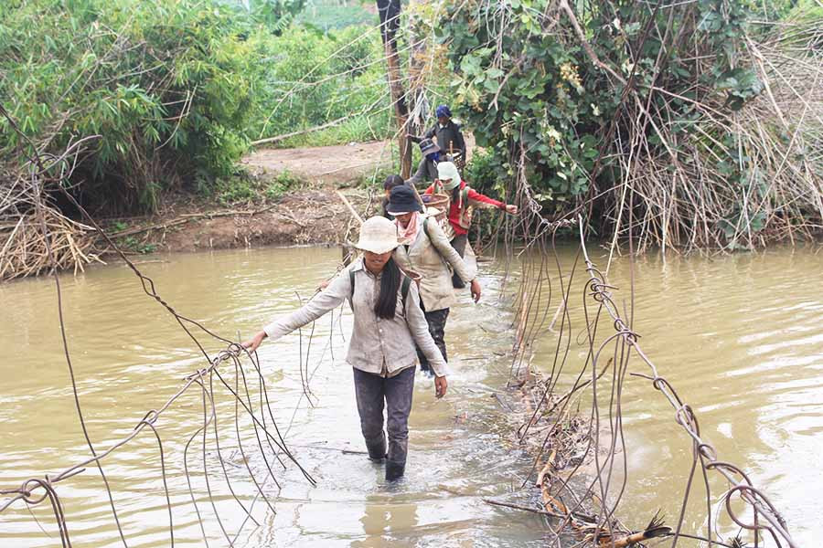  Mùa mưa, nước ngập cầu treo khiến người dân gặp khó khăn khi đi qua. Ảnh: H.S