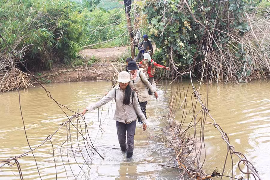  Mùa mưa, nước ngập cầu treo khiến người dân gặp khó khăn khi đi qua. Ảnh: H.S
