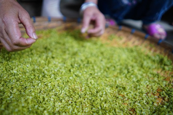 Hạt cốm non, mềm và ngọt. Tùy theo độ non của lúa khi gặt mà người giã cốm sẽ ước lượng, trung bình khoảng 10 lần giã mới hoàn tất mẻ cốm. Cốm giã xong được gói trong lá dong xanh, vừa tăng thêm màu xanh của cốm, vừa lưu giữ mùi thơm của lúa.