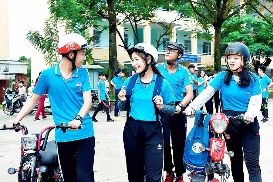Học sinh Trường THCS Phạm Hồng Thái (TP. Pleiku) đội mũ bảo hiểm khi tham gia giao thông. Ảnh: Đ.T Học sinh Trường THCS Phạm Hồng Thái (TP. Pleiku) đội mũ bảo hiểm khi tham gia giao thông. Ảnh: Đ.T