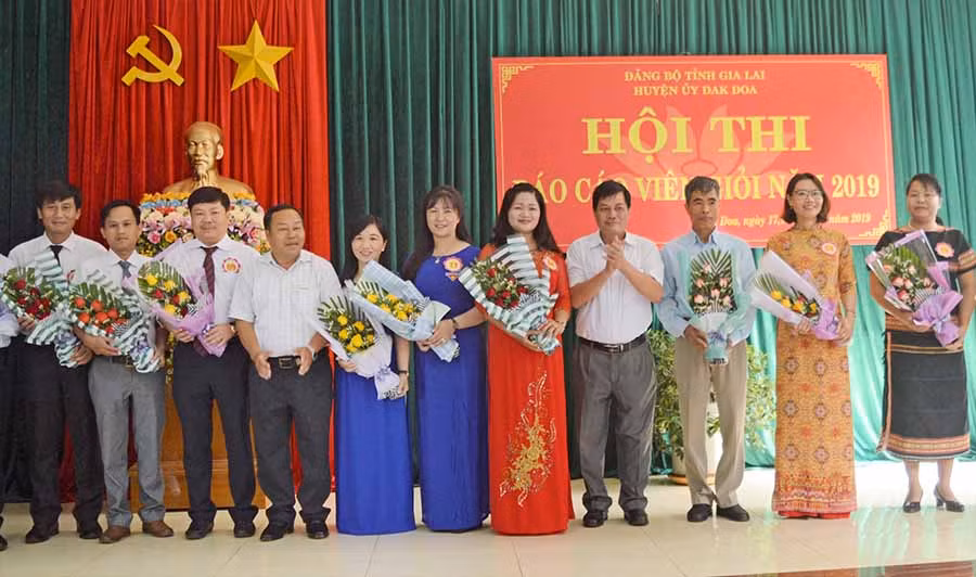  Bí thư Huyện ủy Đak Đoa Nguyễn Hữu Thọ (thứ 4 từ phải sang) tặng hoa cho các thí sinh tham gia hội thi. Ảnh: Đ.Y 