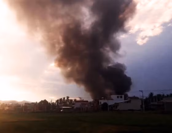  Ngọn lửa bùng cháy dữ dội ở chợ Mộc Bài, những cột khói đen bốc lên trời. Ảnh: MXH