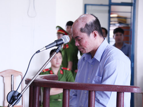 Mai Đình Vĩnh bị tuyên phạt 13 năm tù về tội giết người sau khi dùng axít hủy hoại người yêu - Ảnh: Nguyễn Tú Mai Đình Vĩnh bị tuyên phạt 13 năm tù về tội giết người sau khi dùng axít hủy hoại người yêu - Ảnh: Nguyễn Tú
