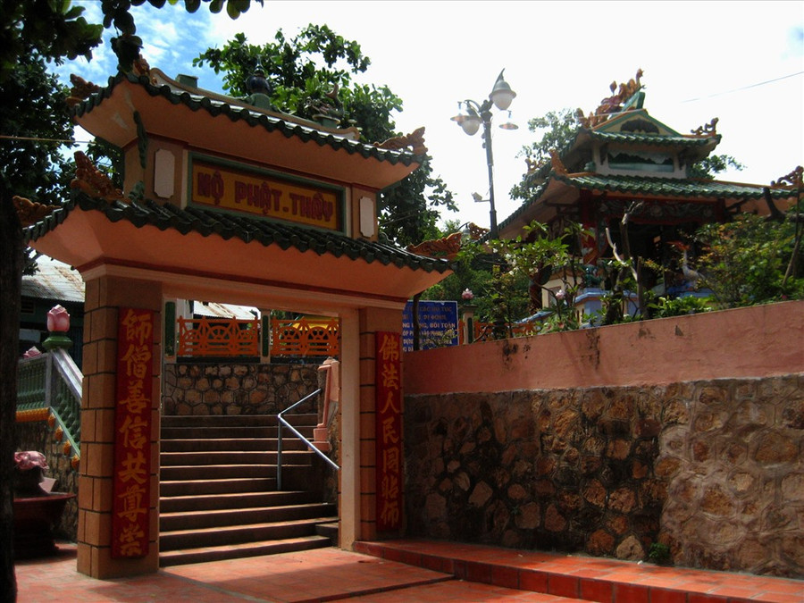 Mộ Phật Thầy Tây An trong khuôn viên chùa Tây An. Ảnh: Lục Tùng