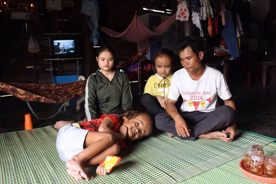 Gia đình em Kpă H'Thảo khó khăn vì có hai em bị bệnh não úng thủy. Ảnh T.B