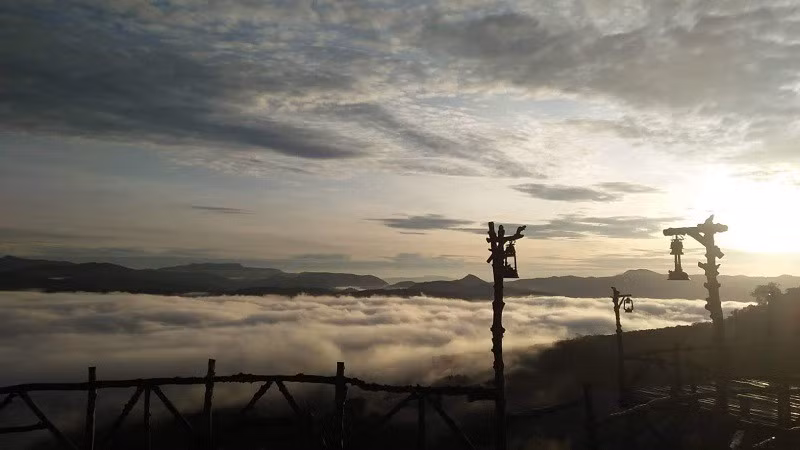  Đứng trên cầu gỗ lúc 5 giờ sáng, bạn cứ ngỡ như mình đang lơ lửng giữa tầng mây.