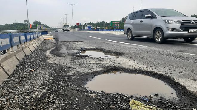 Một chỗ hư hỏng trên cao tốc. Ảnh: Nguyên Vũ. Một chỗ hư hỏng trên cao tốc. Ảnh: Nguyên Vũ.