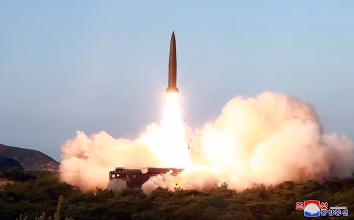 Mặc dù thực tế là một phần lớn vũ khí của Triều Tiên có nguồn gốc từ Liên Xô và Trung Quốc đã lạc hậu, đổi lại Bình Nhưỡng có những con át chủ bài vũ khí của riêng mình, bao gồm cả những vũ khí có thể mang đầu đạn hạt nhân, được phóng từ mặt đất, mặt nước và thậm chí là cả từ tàu ngầm, như tàu ngầm Pukkukson-2 được Triều Tiên công bố cách đây không lâu.