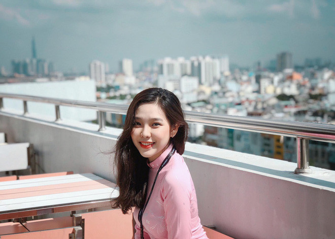 Minh Tú sở hữu gương mặt vừa nhìn đã thấy yêu.