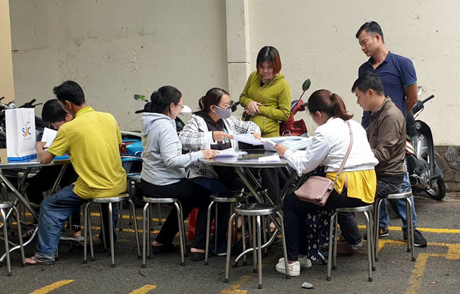  Người dân đến công an tố cáo công ty Alibaba. Ảnh: Tùng Lâm.