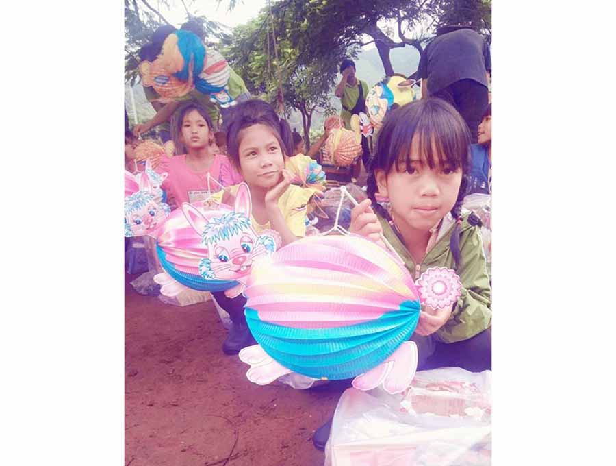  Các em học sinh phấn khởi được tặng lồng đèn. Ảnh: Hà Phương