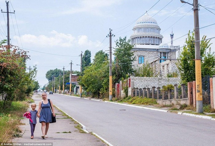 Một ngôi nhà được thiết kế giống như tòa nhà Quốc hội Mỹ ở thị trấn Soroca. (Ảnh: Dailymail)  Một ngôi nhà được thiết kế giống như tòa nhà Quốc hội Mỹ ở thị trấn Soroca. (Ảnh: Dailymail)