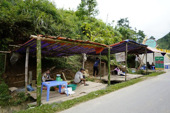 Dọc Quốc lộ 32, mùa cốm nở rộ, người người, nhà nhà đều làm cốm và mở bán hai bên ven đường.