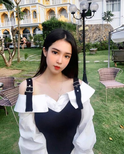 Lợi thế về gương mặt và hình thể, Đoan Nghi làm mẫu ảnh cho một số cửa hàng thời trang.