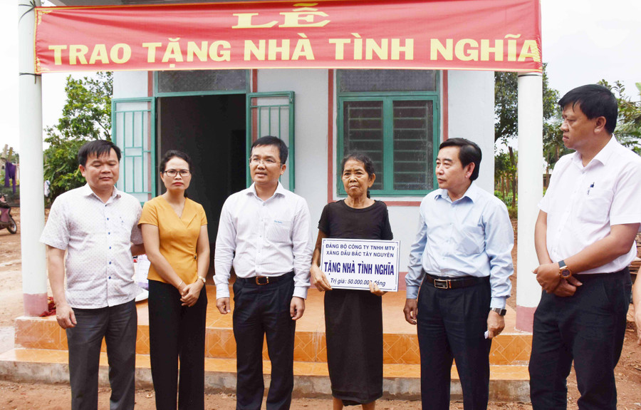 Đoàn trao nhà tình nghĩa cho gia đình bà Rmah Chuôch (làng Á, xã Ia Hlốp, huyện Chư Sê). Ảnh: Hà Phương