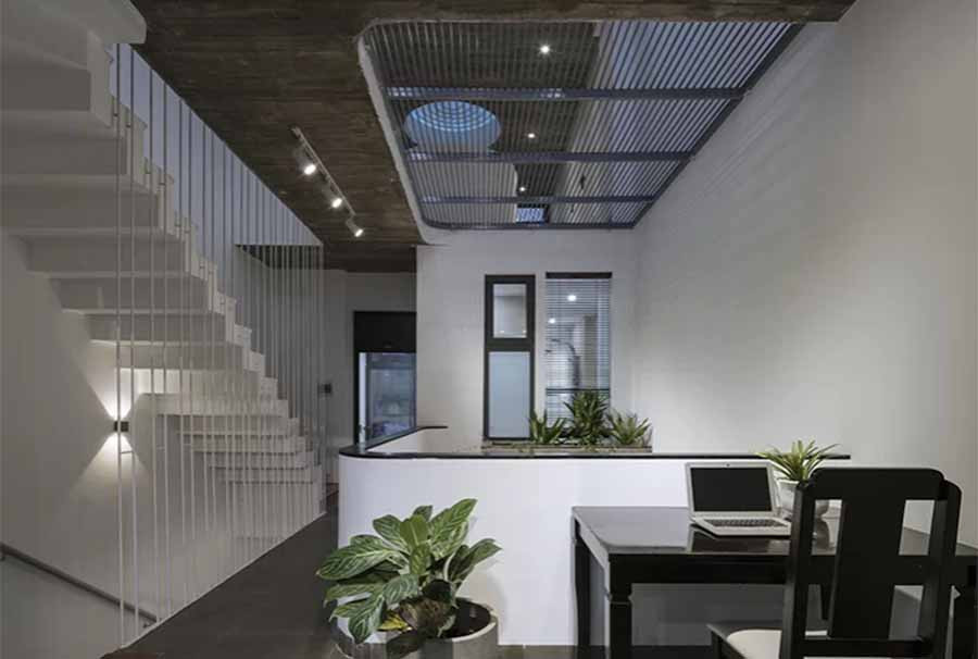 Ngôi nhà có thiết kế nhẹ nhàng, hướng đến phong cách tối giản, chi phí bình dân. Diện tích đất 93m2, nhà xây hoàn thiện ba tầng, một tum và nội thất tốn 1,9 tỷ (thời điểm xây dựng năm 2018). Xem thêm hình ảnh công trình tại đây.