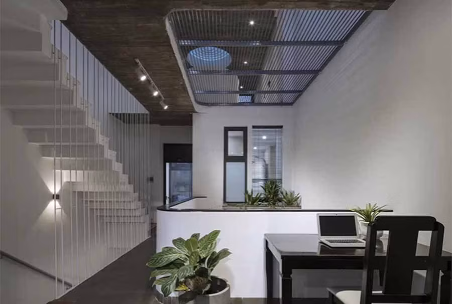 Ngôi nhà có thiết kế nhẹ nhàng, hướng đến phong cách tối giản, chi phí bình dân. Diện tích đất 93m2, nhà xây hoàn thiện ba tầng, một tum và nội thất tốn 1,9 tỷ (thời điểm xây dựng năm 2018). Xem thêm hình ảnh công trình tại đây.