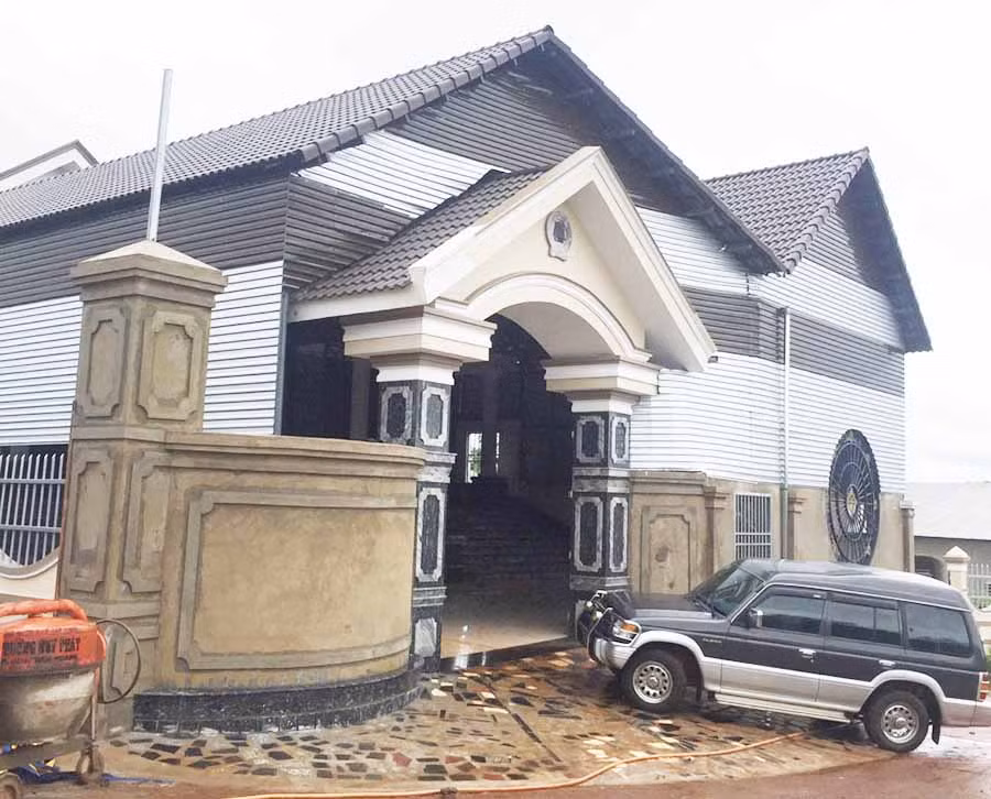  Chủ doanh nghiệp Tuấn Nhung xây dựng công trình dạng biệt thự trên đất dự án khi chưa xin giấy phép điều chỉnh, tự điều chỉnh thiết kế làm thay đổi diện tích xây dựng. Ảnh: M.N