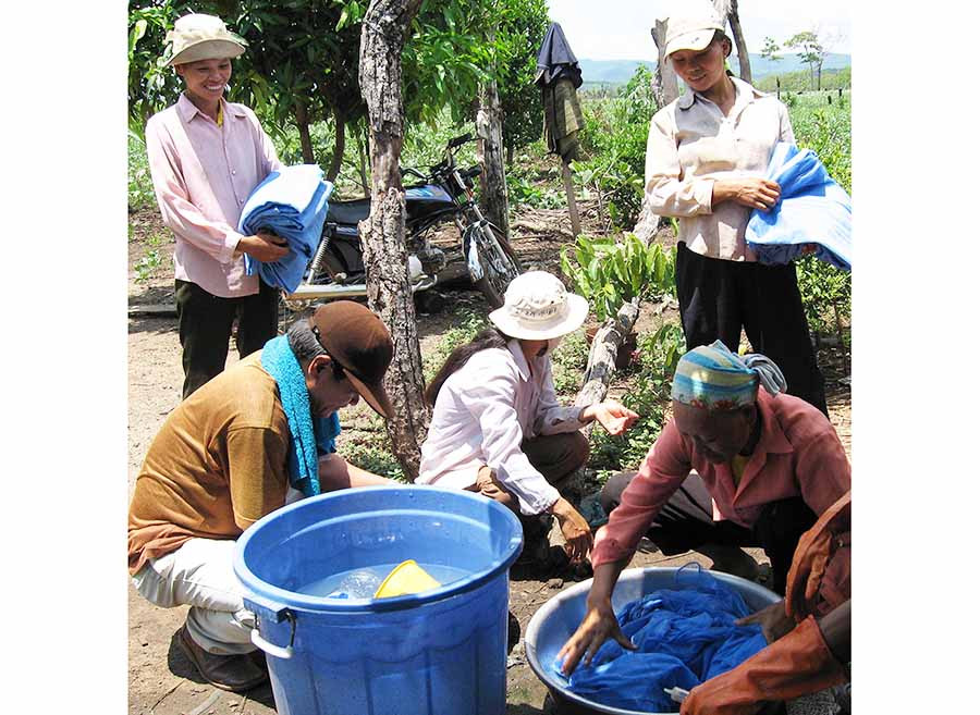  Cấp phát màn và tẩm màn bằng hóa chất cho người dân. Ảnh: Đ.P