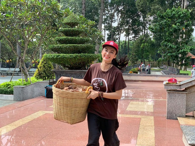 Khoảng một năm trở lại đây, Angela Phương Trinh lựa chọn cuộc sống ăn chay, tham dự các khóa tu thiền, ăn chay và hạn chế tham gia showbiz. Trên trang cá nhân, cô không còn chia sẻ những hình ảnh mặc trang phục cắt xẻ táo bạo mà lựa chọn quần jeans, áo thun đơn giản và kín đáo.