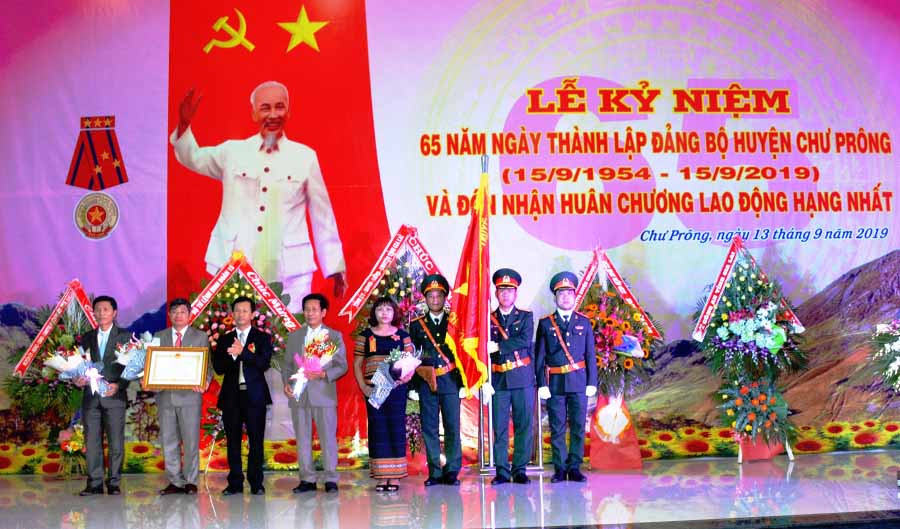 Bí thư Tỉnh ủy chúc mừng cán bộ và nhân dân huyện Chư Prông. Ảnh: V.H