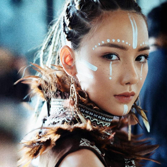  Với vẻ ngoài xinh đẹp cùng độ nổi tiếng, Kewalin trở thành gương mặt đại diện cho nhiều thương hiệu mỹ phẩm, thời trang.