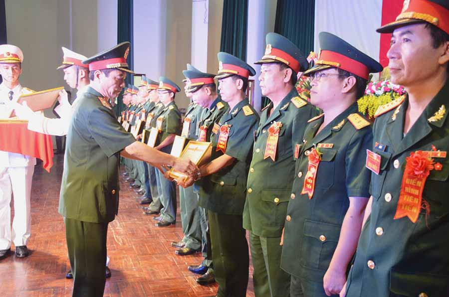 Tặng bằng khen cho các tập thể, cá nhân xuất sắc. Ảnh: V.H