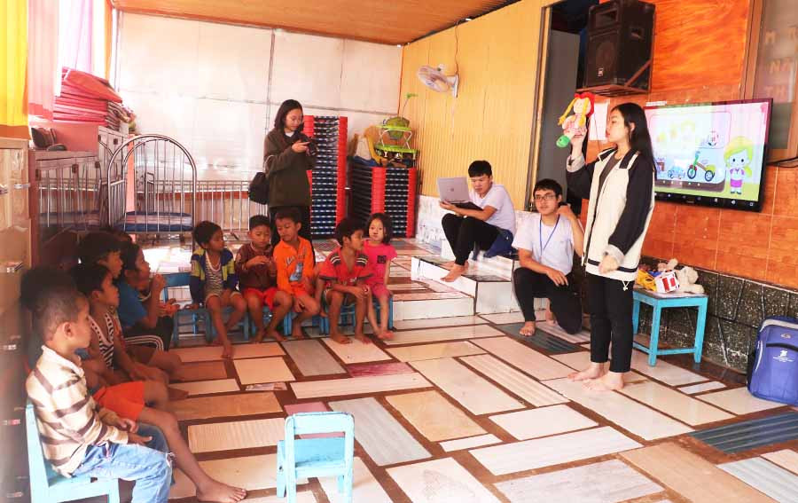  Việc dạy học bằng phần mềm Touch English đã giúp các em nhỏ ở Mái ấm Thiên Ân 2 (TP. Pleiku) có cảm hứng với việc học môn tiếng Anh. Ảnh: Hồng Thương