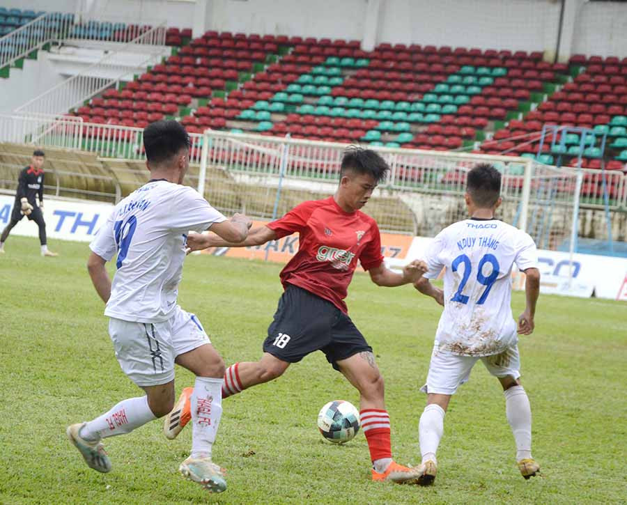  Cầu thủ U21 HA.GL (áo trắng) gặp U21 Bình Định (áo đỏ). Ảnh: M.V