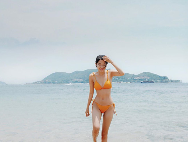 Kiều Trinh khoe dáng trong bộ bikini màu cam. Dù sở hữu ngoại hình nhỏ nhắn, hot girl trông vẫn sexy khi mặc đồ bơi.