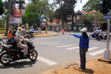 Đoàn viên thanh niên tham gia gữi gìn trật tự an toàn giao thông. Ảnh: Hà Đức Thành
