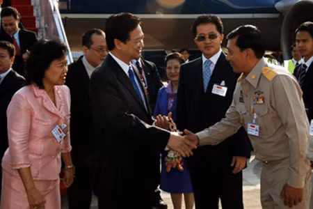 Thủ tướng Nguyễn Tấn Dũng được đón tiếp nồng hậu tại sân bay Hua Hin, tỉnh Prachuap Khiri Khan, miền nam Thái Lan.