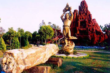 gỗ hóa thạch trưng bày tại công viên Văn hóa Đồng Xanh. Ảnh Hoàng Hải