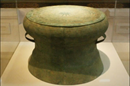 Trống đồng Đông Sơn.