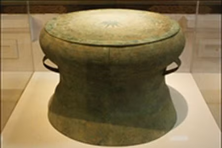 Trống đồng Đông Sơn.