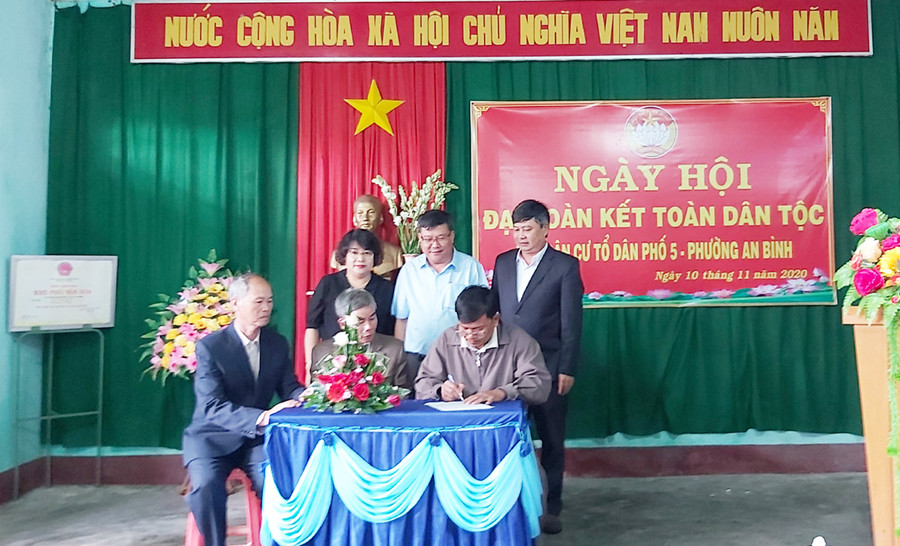  Các đồng chí lãnh đạo chứng kiến ký kết giao ước thi đua năm 2021 của bà con Nhân dân tổ dân phố 5 (phường An Bình, thị xã An Khê). Ảnh: Ngọc Anh