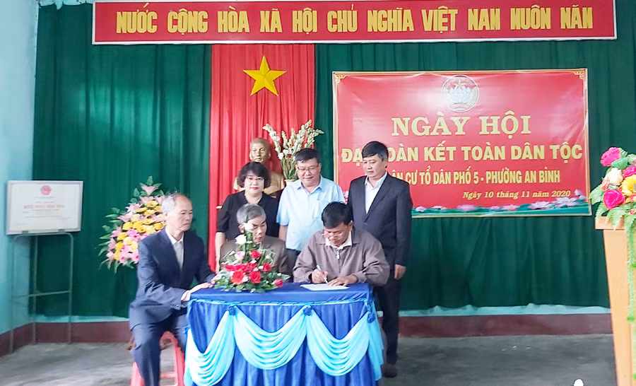  Các đồng chí lãnh đạo chứng kiến ký kết giao ước thi đua năm 2021 của bà con Nhân dân tổ dân phố 5 (phường An Bình, thị xã An Khê). Ảnh: Ngọc Anh