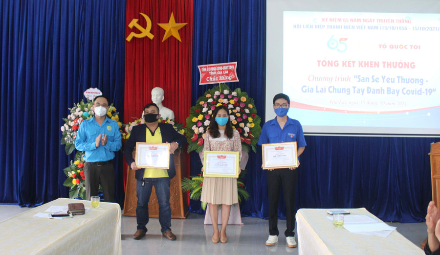 Anh Chu Quốc Cường (thứ 2 từ trái qua)-đại diện đội xe tình nguyện vận chuyển vật phẩm hỗ trợ công tác phòng-chống dịch Covid-19 nhận bằng khen của Ủy ban Hội LHTN Việt Nam tỉnh. Ảnh: Phan Lài